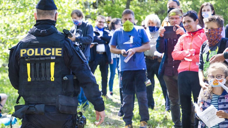 Tschechischer Polizist, Teilnehmer der Demo für die Grenzöffnung: Die Stimmung ist heiter, die Unzufriedenheit aber groß.