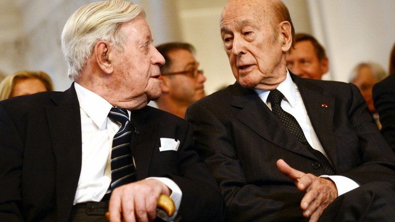 Der ehemalige deutsche Bundeskanzler Helmut Schmidt (l) und der ehemalige französische Staatspräsident Valéry Giscard d'Estaing unterhalten sich 2013 anlässlich der Verleihung des Hans-Martin-Schleier-Preises.