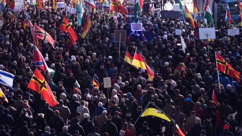 In Dresden haben sich am Montag Pegida-Anhänger auf dem Altmarkt versammelt.