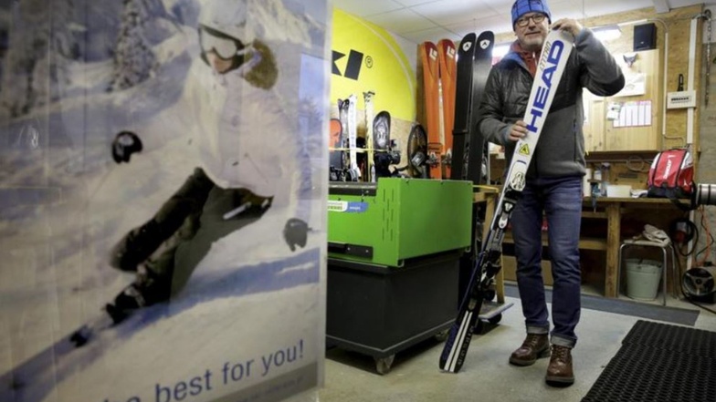 Frank Oelschläger (56) bietet in seiner kleinen Werkstatt an der Bernbrucher Dorfaue einen Voll-Service für Snowboards und Skier an. Wachsen, Polieren, Schleifen und Ausbessern der Bretter ist gerade aktuell täglich angesagt. Der Wintersportler geht in di