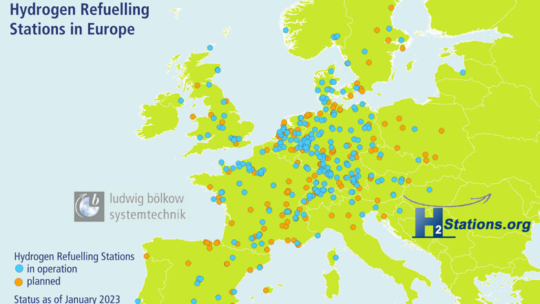 Anfang 2023 gab es in Europa 254 Wasserstofftankstellen (hellblaue Punkte). Weitere 315 (orangefarbene Punkte) waren in Planung.