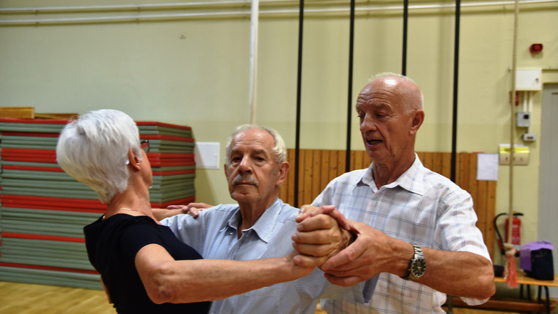 Detlef Zerbe (rechts) ist auch mit fast 80 Jahren noch begeisterter und begeisternder Tanztrainer – auch für Arzt-Ehepaar Ingrid und Herbert Hahn aus Görlitz, bei dem er hier die Tanzhaltung korrigiert.