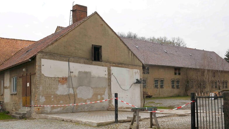 Aus dem früheren LPG-Gebäude mit Stall im Kamenzer Ortsteil Wiesa soll ein Haus für die Dorfgemeinschaft werden. Mit den jetzt zugesagten Fördermitteln kann der Bau starten.