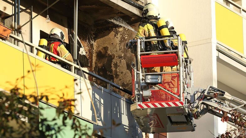 26 Einsatzkräfte der Feuerwehr kämpften am Mittwochmorgen gegen ein Feuer auf einem Balkon in Dresden-Gorbitz.