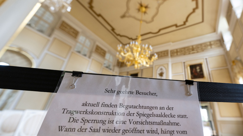 Aufgrund einer Tragwerksprüfung wurde der Spiegelsaal im Barockschloss Rammenau gesperrt. Die Decke, an dem der Kronleuchter hängt, ist das Sorgenkind.