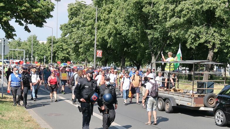 Erste Demo der Kreuz- und Querdenker-351-Initiative in Dresden. Hier ziehen rund 120 Kritiker der Coronamaßnahmen über die St. Petersburger Straße.
