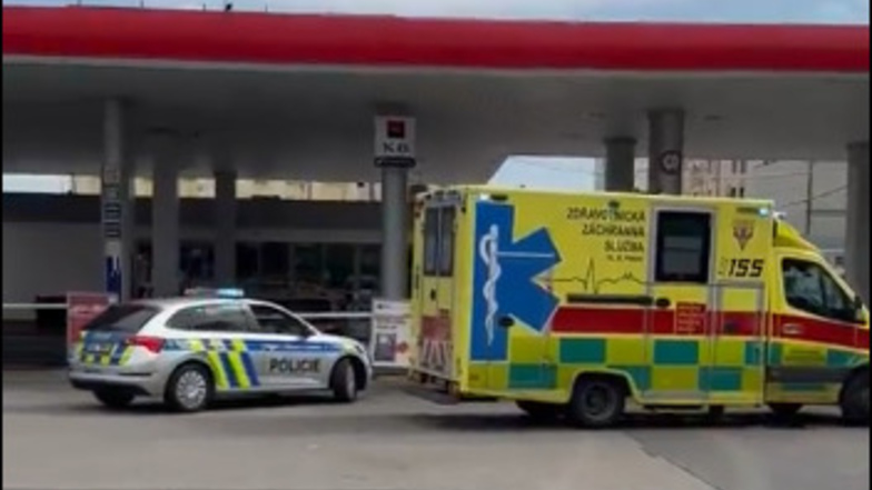 Mann greift an Tankstelle in Prag Menschen mit Messer an