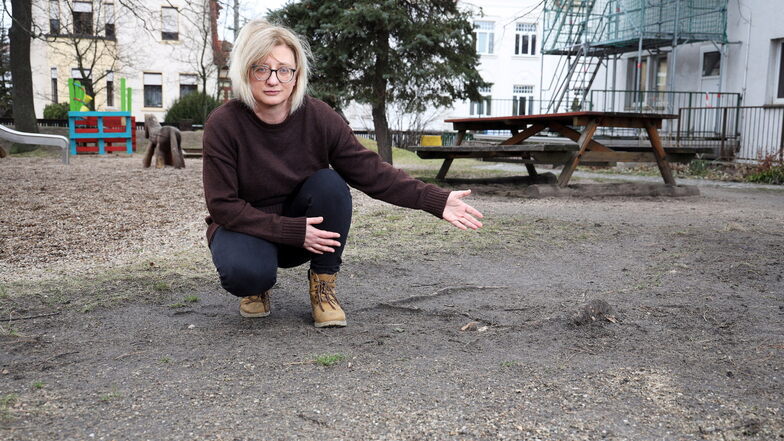 Anja Müller deutet auf die Stelle des Spielplatzes an der Klötzerstraße, auf der bis vor Kurzem noch eine Sitzecke stand.