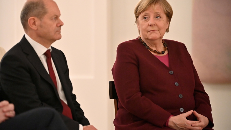 Vertrauen in Bundeskanzler nimmt von Merkel zu Scholz ab