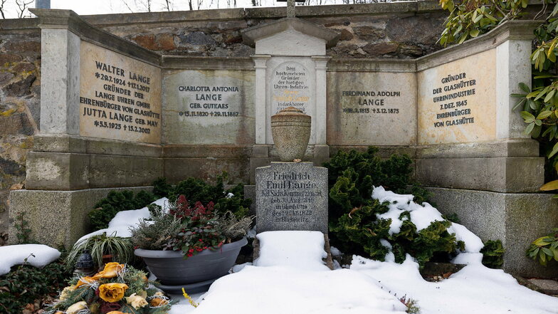 Das ist das Grab der Familie Lange. Hier wurden unter anderem Ferdinand Adolph Lange und sein Urenkel Walter Lange begraben.