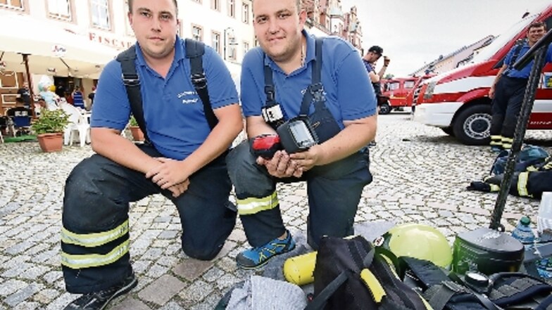 Eine Wärmebildkamera haben Christopher Noatzsch und Nico Schulz von der Reinsdorfer Wehr. Mit deren Hilfe werden Personen in verqualmten Räumen sichtbar.