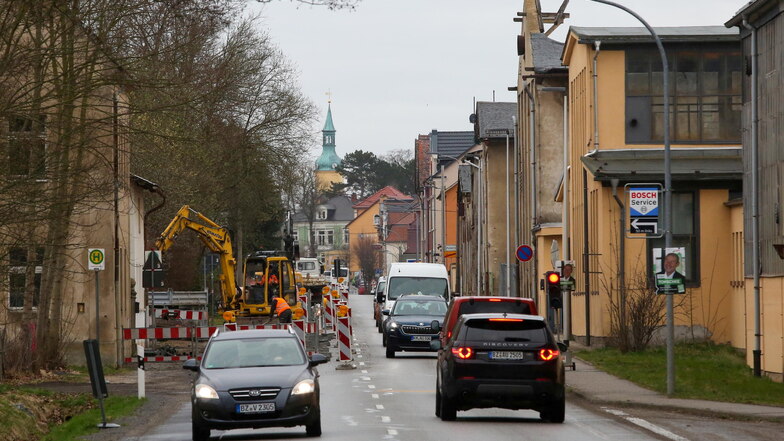 Auf der Kamenzer Straße in Pulsnitz regelt eine Ampel den Verkehr an der Baustelle vorbei.