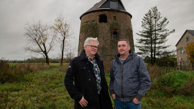 Wer will die Colmnitzer Windmühle haben? Immobilienmakler Henry Kienzle (li.) und Besitzer René Strobach aus Großenhain bieten sie an.