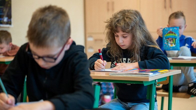 Die siebenjährige Toni (Mitte) aus Görlitz im Deutsch-Unterricht in der Tęcza-Grundschule der DPFA-Gruppe in Zgorzelec.