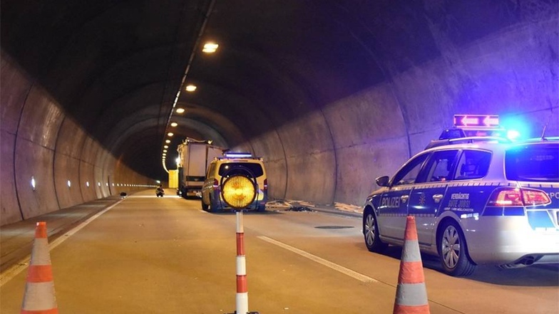 Die Polizei sicherte die Unfallstelle ab und sperrte den Tunnel, wodurch es bis 5 Uhr früh zu einem Stau auf der A 4 in Richtung Dresden kam.
