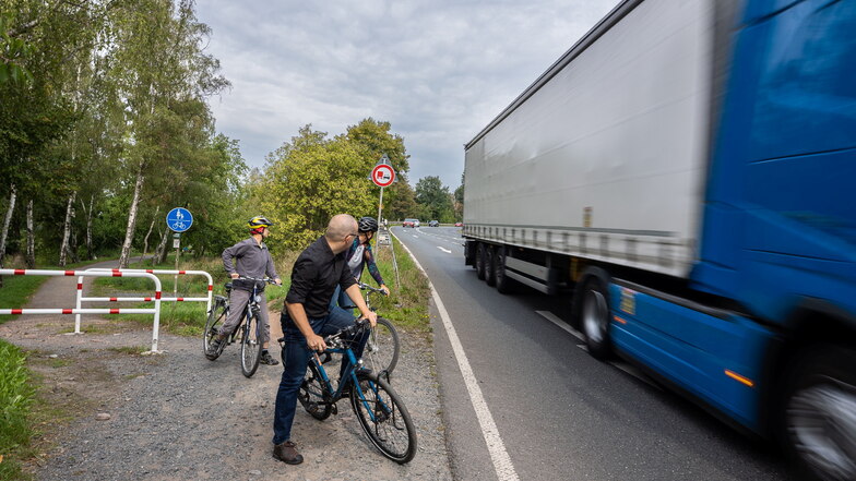 Den vorbeidonnernden Verkehr fest im Blick: Kurz vorm Possendorfer Ortseingang ist es für Radfahrer nicht einfach, die B 170 zu überqueren. Doch das soll sich ändern.