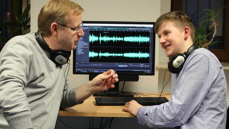 Studioleiter Olav Giewald, hier zu sehen mit dem Schüler Andreas Graf (r.) aus Zittau, der beim SAEK Görlitz einen Beitrag produziert.