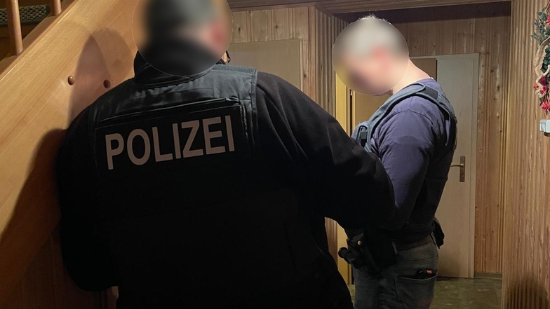 Beamte der Bundespolizei Ebersbach haben die Wohnung des Tatverdächtigen nach Beweismitteln durchsucht.