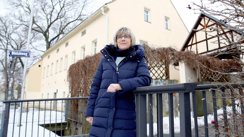 Sonita Bellinghausen vor dem ehemaligen Freizeitzentrum An der Bleiche in Königsbrück. Auch sie wünscht sich, dass es in der Stadt wieder einen Ort gibt, wo sich junge Leute treffen können.