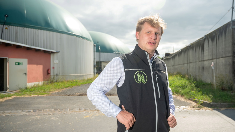 Landwirt Mauritz von Grundherr vor seiner Biogasanlage, die er möglicherweise ab 1. Januar 2025 abschalten muss.