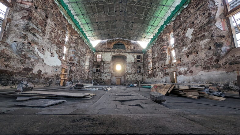 Blick in den beräumten Innenraum der ausgebrannte Stadtkirche von Großröhrsdorf.