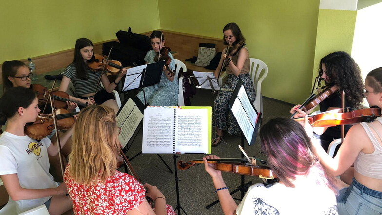 Das Jugendorchester Nysa-Neiße probt zum zweiten Mal in Seifhennersdorf. Am 18. August gibt es das Abschlusskonzert des Probenlagers in Seifhennersdorf.