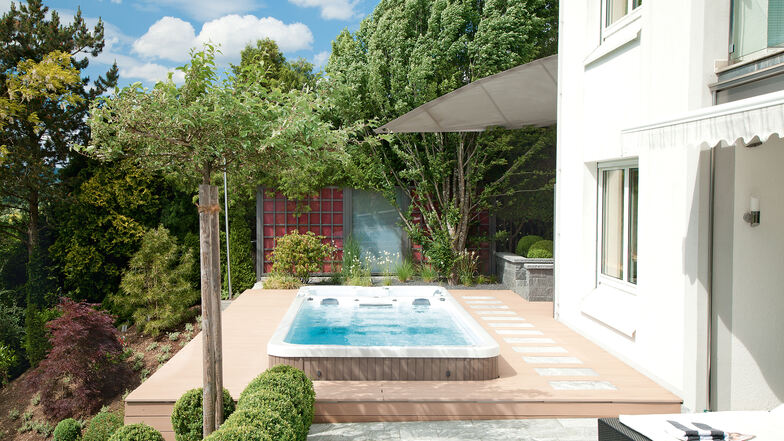 Wer seinen Pool zum Beispiel in die Terrasse integrieren will, hat die Wahl: Es gibt Fertigbecken aus Kunststoff, Edelstahl oder Glasfaser.