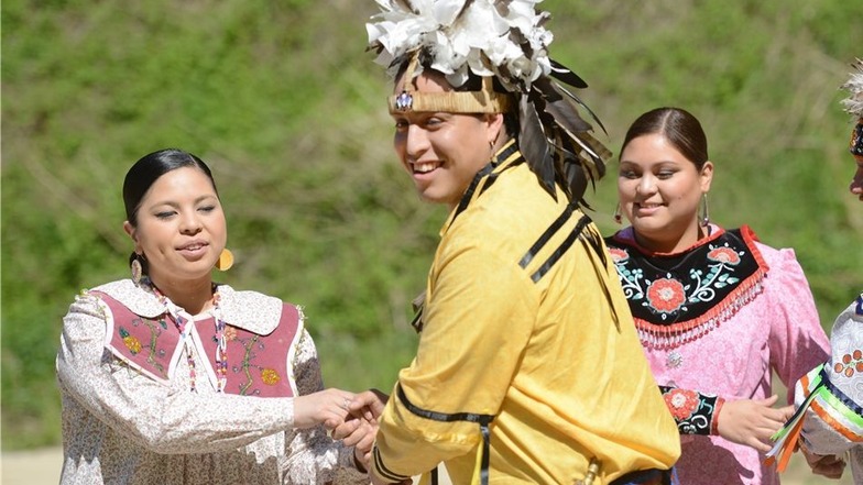 Beim Pow Wow am Hohen Stein zeigten Indianer der Oneida Nation aus den USA traditionelle Tänze und Gesänge ihrer Kultur. Die Oneida zählen wie die Mohawk, Seneca, Cayuga, Onondaga und Tuscarora zu den Irokesen.
