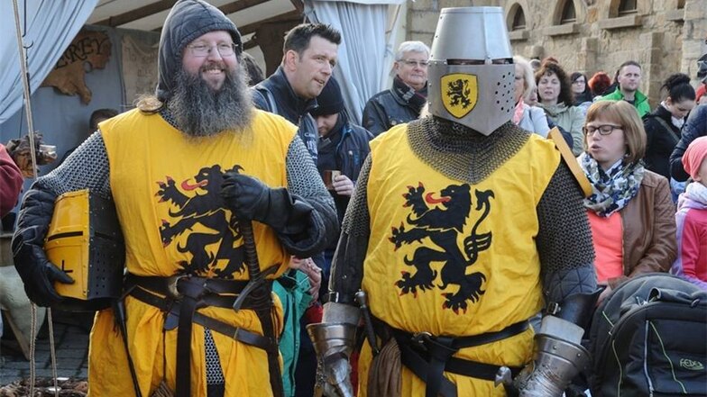 Gewappnet: Einige Besucher kamen in authentischer Rüstung, wie diese beiden Ritter aus Dresden.
