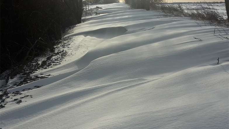 Die Umleitung über einen landwirtschaftlichen Weg funktionierte wegen Schneeverwehungen nicht.
