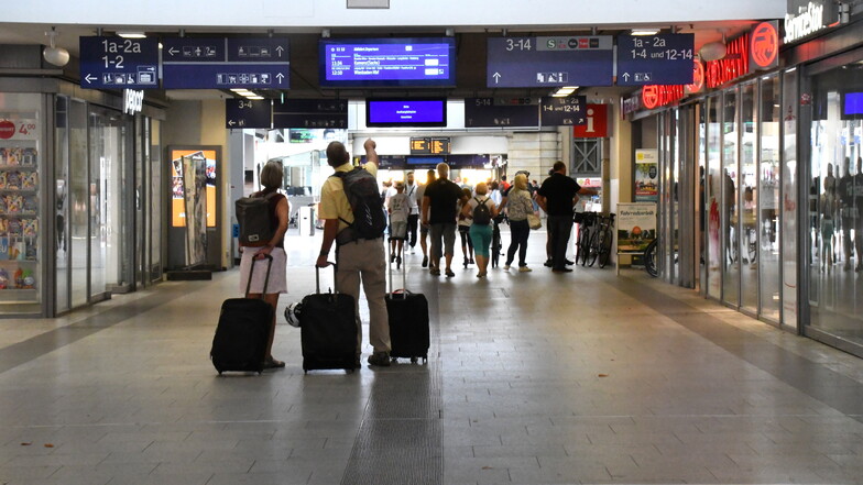 Viele Fahrgäste bleiben am Wochenende unschlüssig vor den Anzeigetafeln des Dresdner Hauptbahnhofs stehen. Wo genau müssen wir jetzt hin?