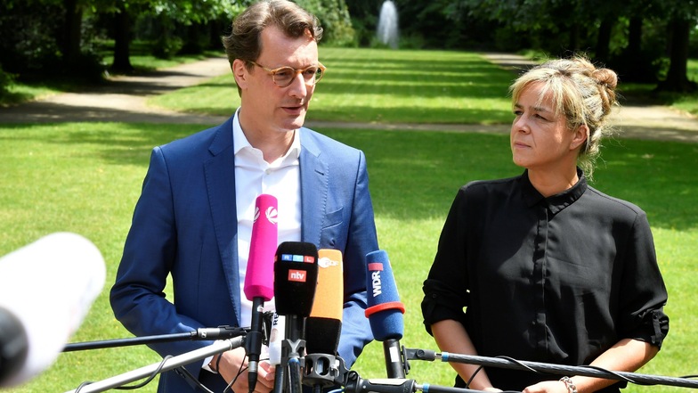 Hendrik Wüst (l, CDU), Ministerpräsident von Nordrhein-Westfalen, und Mona Neubaur, Spitzenkandidatin und Landesvorsitzende der Grünen: Ihre Parteien sollen jetzt über die erste schwarz-grüne Regierung in NRW abstimmen.
