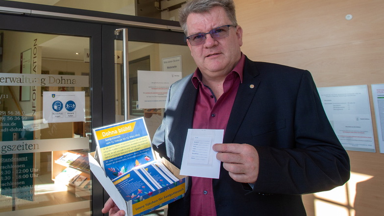 Kleine Kiste, großes Blühen: Dohnas Bürgermeister präsentiert die Idee der Saatgutbörse im Rathaus.