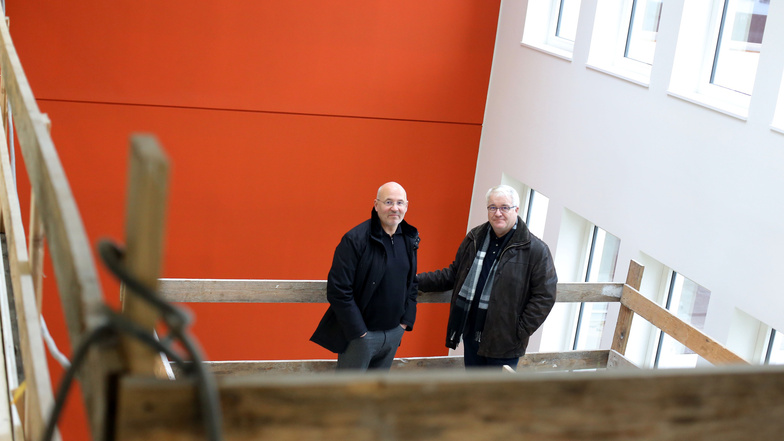 Verwaltungsdirektor Matthias Grimm und der technische Leiter Lutz-Peter Petzold auf der Haupttreppe in der Mitte des Komplexes. Rechts und links davon werden sich die Stationen der Erwachsenen-Psychiatrie befinden.