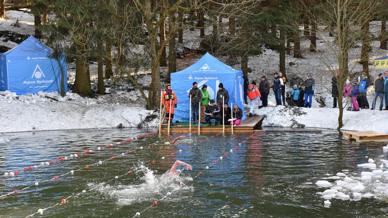 Voriges Jahr ging es erstmals beim "Zollhaus Open" ins eiskalte Wasser des Natursees in Hermsdorf.