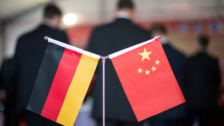 Eine chinesische und eine deutsche Flagge bei einem Empfang: Die Beziehung zwischen den Ländern ist  derzeit sehr angespannt.