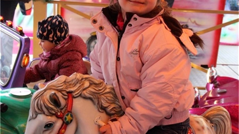 Die vierjährige Mascha aus Kölleda liebte die Fahrten auf dem Kinderkarussell.