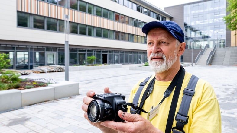 Ulrich Deutschmann ist Anwohner und Chronist der Baustelle für den Lessingschul-Campus in Kamenz. Mehrmals pro Woche kommt er zum Fotografieren auf das Gelände.