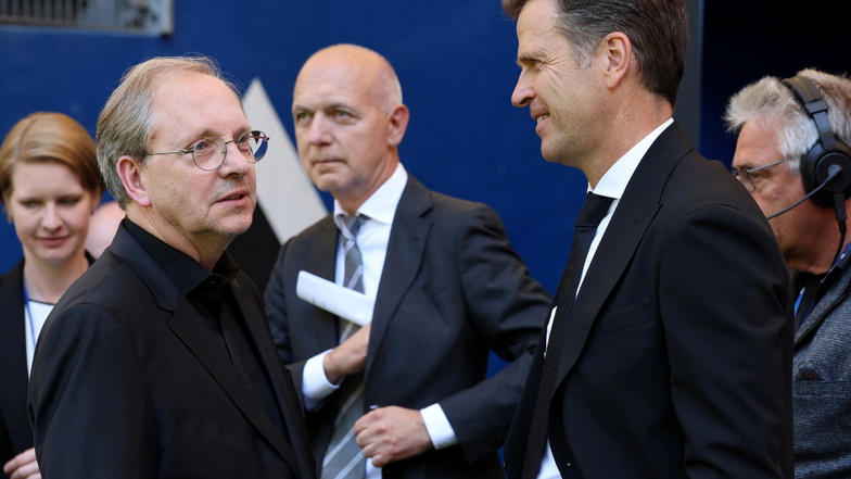 Olli Dittrich (l-r), Comedian und Freund der Familie Seeler, Bernd Neuendorf, Präsident des Deutschen Fußballbundes (DFB), und Oliver Bierhoff.