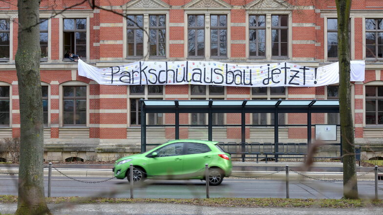 "Parkschulausbau jetzt" steht auf einem großen Transparent, das seit Montagnachmittag an der Parkschule in Zittau hängt.