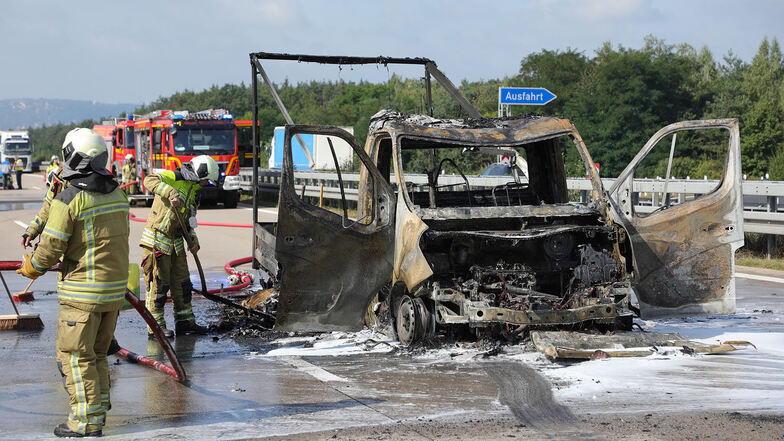 Die Dresdner Feuerwehr war am Donnerstagvormittag auf der A4 bei Dresden im Einsatz, um einen Kleintransporter zu löschen. Das Fahrzeug brannte völlig aus.