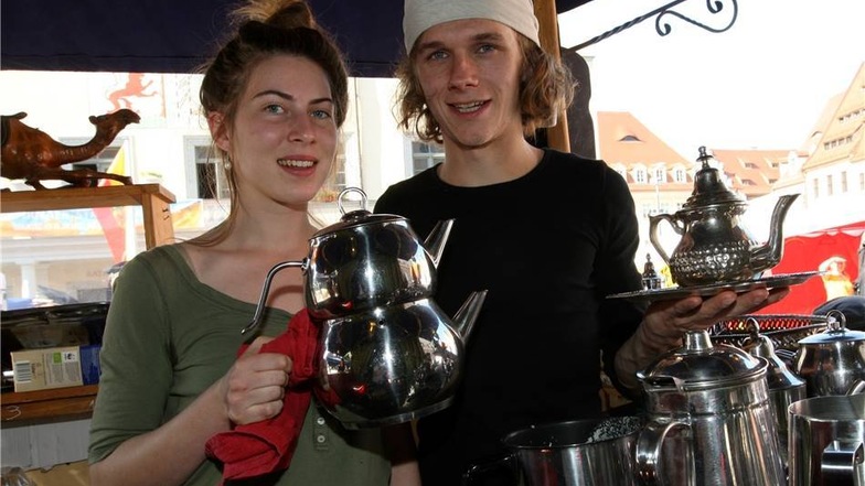 Tees und Mocca: Annemarie (22) und Paul (22) aus Dresden schenken für die Besucher aus .