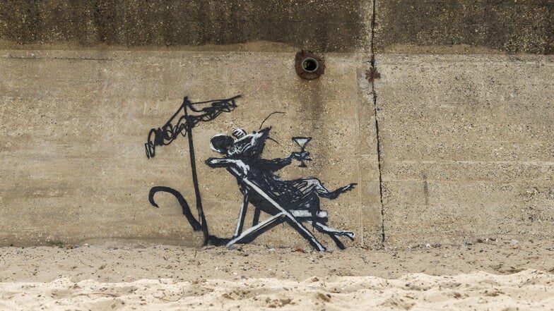 Eines der neuen Werke von Banksy an einer Strandmauer in Lowestoft.