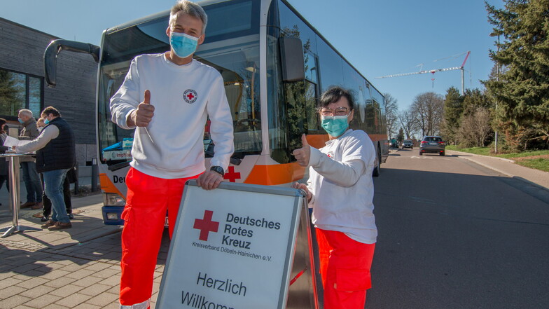 Steffen Wiegand und Mandy Seeger gehören zum Team des Impfbusses des DRK. Der kommt noch zweimal nach Ostrau.