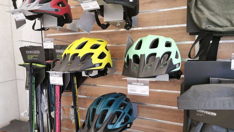 Den Helm CON-TEC Vent und den Helm CON-TEC ROK gibt es in verschiedenen Größen und Farben (rot, weiß, grün, schwarz, gelb, blau) und aktuell zum super Angebotspreis.