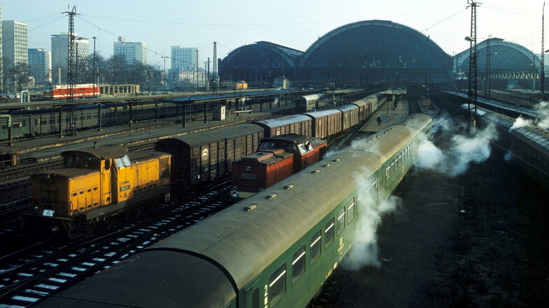 Blick im November 1984 auf den Dresdner Hauptbahnhof. Die Reichsbahn, die später mit der Bundesbahn fusioniert wurde, war straff organisiert, pünktlich und machte beachtliche Gewinne.