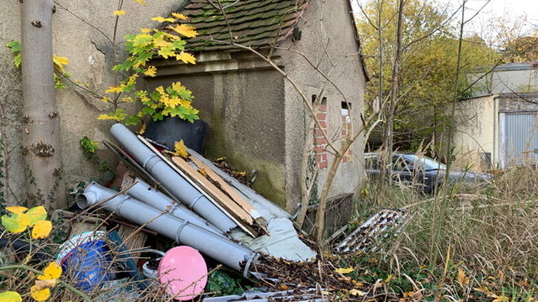 Der Müllberg auf einem Grundstück an der Bautzner Straße in Kamenz wächst stetig. Viele Anwohner stört das. Das Haus steht unter Denkmalsschutz.
