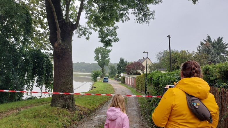 An den Neißewiesen in Weinhübel ist am Montag einiges los. Viele wollen sehen, wie der Stand der Dinge ist.