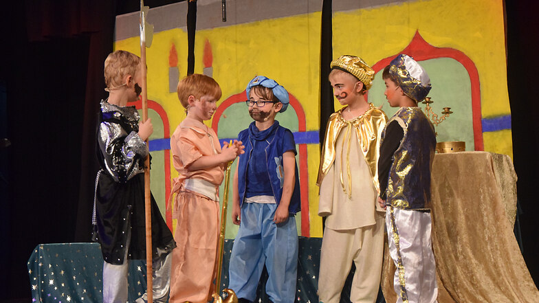Der Kleine Muck (2.v.l.) wird des Diebstahls beschuldigt.
Mit viel Unterstützung wurde das Stück samt Kulissen und Kostümen auf die Bühne gebracht.