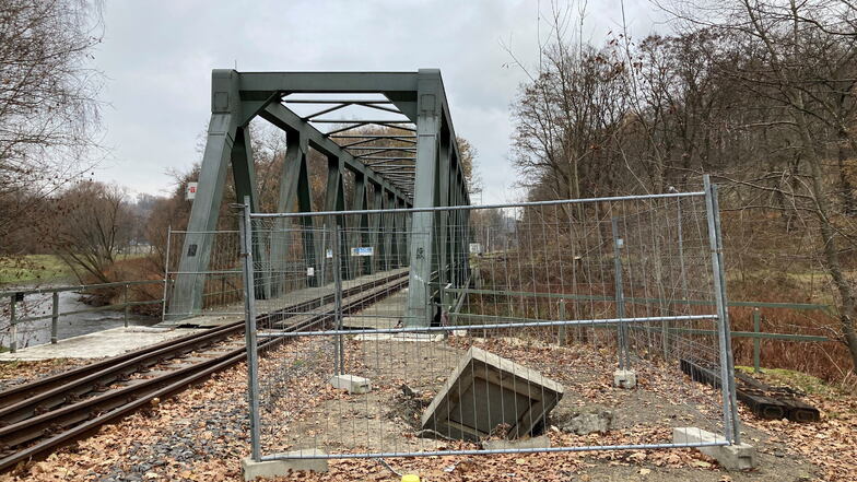 Die Neißebrücke in Hirschfelde ist derzeit von beiden Uferseiten abgezäunt - im Vordergrund der aufgebrochene Kabelschacht. Bauarbeiten sind nicht zu sehen.